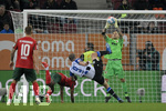 17.10.2021, Fussball 1. Bundesliga 2021/2022, 8. Spieltag, FC Augsburg - DSC Arminia Bielefeld, in der WWK-Arena Augsburg,   re: Torwart Rafal Gikiewicz (FC Augsburg) hat den Ball sicher.


