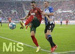 17.10.2021, Fussball 1. Bundesliga 2021/2022, 8. Spieltag, FC Augsburg - DSC Arminia Bielefeld, in der WWK-Arena Augsburg,  v.li: Torwart Tomas Koubek (FC Augsburg) gegen Joakim Nilsson (Bielefeld) 



