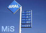 18.10.2021,  Trkheim in Bayern, Spritpreisanzeige an einer ARAL-Tankstelle an der Autobahn A96, der Diesel kostet 1,59 Euro. Super-Benzin 1,67 Euro pro liter. Super Plus 1,80 EURO.