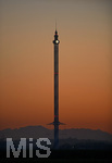 10.11.2021, Der Allgu-Flieger im Skylinepark Rammingen hat Pause, hinten das Abendrot und die Alpenkette, oben am Turm des groen Kettenkarusells leuchtet die Turmuhr und zeigt die Zeit an.