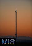 10.11.2021, Der Allgu-Flieger im Skylinepark Rammingen hat Pause, hinten das Abendrot und die Alpenkette, oben am Turm des groen Kettenkarusells leuchtet die Turmuhr und zeigt die Zeit an. 