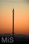 10.11.2021, Der Allgu-Flieger im Skylinepark Rammingen hat Pause, hinten das Abendrot und die Alpenkette, oben am Turm des groen Kettenkarusells leuchtet die Turmuhr und zeigt die Zeit an. 