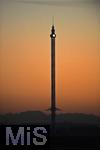 10.11.2021, Der Allgu-Flieger im Skylinepark Rammingen hat Pause, hinten das Abendrot und die Alpenkette, oben am Turm des groen Kettenkarusells leuchtet die Turmuhr und zeigt die Zeit an. 