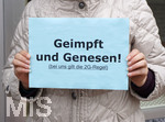 12.11.2021,  Mindelheim, vor einem Lokal: Schild Zutritt nur 