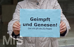 12.11.2021,  Mindelheim, vor einem Lokal: Schild Zutritt nur 