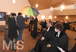 14.11.2021, Gottesdienst zur Einfhrung Pfarrerin Dr. Tatjana K. Schntgen, Pfarrer Arne Schntgen, Evangelische Erlserkirche Bad Wrishofen. Ein Geschenk fr das Ehepaar: Regenschirme.
