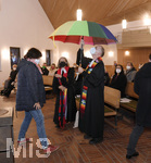14.11.2021, Gottesdienst zur Einfhrung Pfarrerin Dr. Tatjana K. Schntgen, Pfarrer Arne Schntgen, Evangelische Erlserkirche Bad Wrishofen. Ein Geschenk fr das Ehepaar: Regenschirme.
