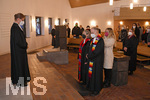 14.11.2021, Gottesdienst zur Einfhrung Pfarrerin Dr. Tatjana K. Schntgen, Pfarrer Arne Schntgen, Evangelische Erlserkirche Bad Wrishofen. Dekanin Claudia Schieder (li, Memmingen) bei der Einfhrungshandlung
