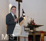 14.11.2021, Gottesdienst zur Einfhrung Pfarrerin Dr. Tatjana K. Schntgen, Pfarrer Arne Schntgen, Evangelische Erlserkirche Bad Wrishofen. Kirchenrat Thomas Romerkel mit einem geschenk an das Ehepaar.
