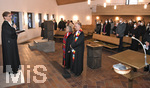 14.11.2021, Gottesdienst zur Einfhrung Pfarrerin Dr. Tatjana K. Schntgen, Pfarrer Arne Schntgen, Evangelische Erlserkirche Bad Wrishofen. Dekanin Claudia Schieder (li, Memmingen) bei der Einfhrungshandlung
