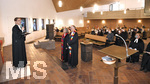14.11.2021, Gottesdienst zur Einfhrung Pfarrerin Dr. Tatjana K. Schntgen, Pfarrer Arne Schntgen, Evangelische Erlserkirche Bad Wrishofen. Dekanin Claudia Schieder (li, Memmingen) bei der Einfhrungshandlung
