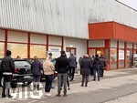 15.11.2021,  Ansturm auf das Unterallguer Corona-Impfzentrum in Bad Wrishofen, Aussenansicht, ab 16:00 ist es geffnet und die Impfwilligen stehen draussen in der Warteschlange.
