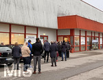 15.11.2021,  Ansturm auf das Unterallguer Corona-Impfzentrum in Bad Wrishofen, Aussenansicht, ab 16:00 ist es geffnet und die Impfwilligen stehen draussen in der Warteschlange.
