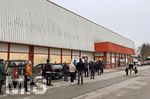 15.11.2021,  Ansturm auf das Unterallguer Corona-Impfzentrum in Bad Wrishofen, Aussenansicht, ab 16:00 ist es geffnet und die Impfwilligen stehen draussen in der Warteschlange.
