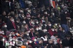 19.11.2021, Fussball 1. Bundesliga 2021/2022, 12. Spieltag, FC Augsburg - FC Bayern München, in der WWK-Arena Augsburg,  Wegen der steigenden Zahlen in der Corona-Pandemie müssen die Zuschauer Masken tragen. 