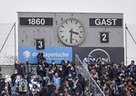 20.11.2021, Fussball 3. Liga 2021/2022, 16.Spieltag, TSV 1860 München - MSV Duisburg, im Grünwalder-Stadion München,  Der Mann an der Anzeigetafel hängt den 3.Treffer der Löwen auf, die Tafel zum 3:2 für 1860.