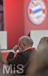 25.11.2021, Fussball 1. Bundesliga 2021/2022,  FC Bayern München, Jahreshauptversammlung 2021 im AUDI-Dome München,  Ehren-Präsident Uli Hoeness (FC Bayern) müde während der langen Veranstaltung. 