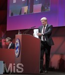 25.11.2021, Fussball 1. Bundesliga 2021/2022,  FC Bayern München, Jahreshauptversammlung 2021 im AUDI-Dome München,  Vorstandsmitglied Oliver Kahn (Bayern München) kommt zum Rednerpult zu seiner ersten Rede als Vorstandsmitglied. 