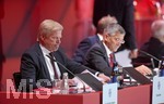 25.11.2021, Fussball 1. Bundesliga 2021/2022,  FC Bayern München, Jahreshauptversammlung 2021 im AUDI-Dome München,  Vorstandsmitglied Oliver Kahn (li, Bayern München) nach seiner Rede. re: Präsident Herbert Hainer (FC Bayern). 