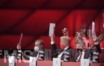 25.11.2021, Fussball 1. Bundesliga 2021/2022,  FC Bayern München, Jahreshauptversammlung 2021 im AUDI-Dome München,   v.li: Stellvertretender Vorstandsvorsitzender Jan-Christian Dreesen (FC Bayern München), Vorstandsmitglied Oliver Kahn (Bayern München), Präsident Herbert Hainer (FC Bayern) heben die Hand zur Abstimmung. 
