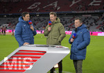 27.11.2021, Fussball 1. Bundesliga 2021/2022, 13. Spieltag, FC Bayern München - DSC Arminia Bielefeld, in der Allianz-Arena München. li: Sebastian Hellmann (Sky-Sport), mitte: Trainer Julian Nagelsmann (FC Bayern München), re: Lothar Matthäus. 