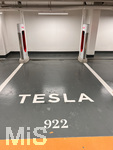 28.11.2021, München Pasing, TESLA-Schnellladesäulen für E-Autos (Supercharger) in einer Tiefgarage eines Einkaufszentrums in München Pasing. Die Supercharger des Amerikanischen E-Autoherstellers sind bisher ausschließlich für Tesla-Fahrer vorbehalten und laden ausschließlich mit Gleichstrom.  