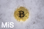 28.11.2021, Symbolbild, Bitcoin-Münze, Bitcoin-Goldmünze im Schnee. 