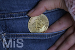 28.11.2021, Symbolbild, Bitcoin-Münze, Bitcoin-Goldmünze in der Hosentasche
