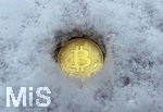 28.11.2021, Symbolbild, Bitcoin-Münze, Bitcoin-Goldmünze im Schnee. 