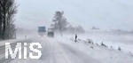 30.11.2021, Winter im Allgäu, Bayern, Eis und Schnee macht den Autofahrern zu schaffen,  hier bei Bad Wörishofen weht der Sturm den Schnee auf die Strassen.