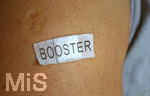 30.11.2021,  Booster-Impfungen Symbolbild, ein Impf-Patient hat seine Booster-Impfung (3.Impfung) in den Oberarm bekommen. Ein kleines Pflaster klebt danach auf der Einstichstelle.  Bildmontage [M] 