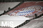 07.01.2022, Fussball 1. Bundesliga 2021/2022, 18. Spieltag, FC Bayern München - Borussia Mönchengladbach, in der Allianz-Arena München. Das FC Bayern Logo wird vom Schnee befreit.