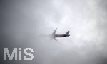 13.01.2022, Flugverkehr : Wizzair Flugzeug im Landeanflug auf den Allgäu-Airport Memmingerberg im Allgäu, Flug durch die Wolken.