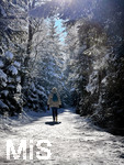 13.01.2022, Winterlandschaft bei Füssen im Allgäu. Der Hopfensee. Wanderin läuft durch den herrlich verschneiten Winterwald, die Sonne scheint endlich wieder einmal im Allgäu.