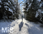 13.01.2022, Winterlandschaft bei Füssen im Allgäu. Der Hopfensee. Wanderin läuft durch den herrlich verschneiten Winterwald.
