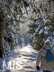 13.01.2022, Winterlandschaft bei Füssen im Allgäu. Der Hopfensee. Wanderin läuft durch den herrlich verschneiten Winterwald.