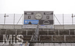 15.01.2022, Fussball 3. Liga 2021/2022, 21.Spieltag, TSV 1860 München - SV Wehen Wiesbaden, im Grünwalder-Stadion München,  Endstand 3:2 steht auf der Nazeigetafel mit den Nummerntafeln und der Analog-Uhr.