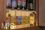 08.05.2022,  Hamsterkäufe wegen Speiseöl-Knappheit, der Vorrats-Schrank in einem Haushalt in Mindelheim (Bayern) ist voll gefüllt mit verschiedenen Speiseölen, Flaschen mit Salat-Öl, Pflanzenöl, Olivenöle stehen im Küchenschrank. 
