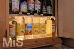 08.05.2022,  Hamsterkäufe wegen Speiseöl-Knappheit, der Vorrats-Schrank in einem Haushalt in Mindelheim (Bayern) ist voll gefüllt mit verschiedenen Speiseölen, Flaschen mit Salat-Öl, Pflanzenöl, Olivenöle stehen im Küchenschrank. 