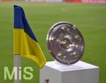 08.05.2022, Fussball 1. Bundesliga 2021/2022, 33. Spieltag, FC Bayern München - VfB Stuttgart, in der Allianz-Arena München. Die ukrainische Fahne und die Meisterschale.