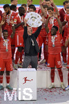08.05.2022, Fussball 1. Bundesliga 2021/2022, 33. Spieltag, FC Bayern München - VfB Stuttgart, in der Allianz-Arena München. Trainer Julian Nagelsmann (FC Bayern München) stemmt die Schale in die Höhe.
