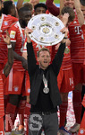 08.05.2022, Fussball 1. Bundesliga 2021/2022, 33. Spieltag, FC Bayern München - VfB Stuttgart, in der Allianz-Arena München. Trainer Julian Nagelsmann (FC Bayern München)  stemmt die Schale in die Höhe,