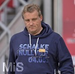 15.05.2022, Fussball 2. Bundesliga 2021/2022, 34. Spieltag, 1.FC Nürnberg - FC Schalke 04, im Max-Morlock-Stadion Nürnberg, Michael Büskens (Schalke 04) nachdenklich. 