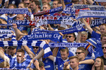15.05.2022, Fussball 2. Bundesliga 2021/2022, 34. Spieltag, 1.FC Nrnberg - FC Schalke 04, im Max-Morlock-Stadion Nrnberg, Fans Schalke schwenken ihre Fanschals 


