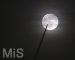 15.05.2022,  Aichach, Vollmond hinter Windkraftanlage, ein Rotorflügel dreht sich vor dem Mond vorbei.