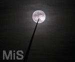 15.05.2022,  Aichach, Vollmond hinter Windkraftanlage, ein Rotorflügel dreht sich vor dem Mond vorbei.
