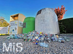 27.01.2021,  Entsorgung von Altglas an einem Wohngebiet in Rammingen (Bayern), der Container für Weissglas ist voll, der Rest an Flaschen liegt am Boden davor verstreut.