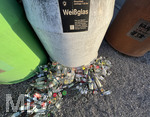 27.01.2021,  Entsorgung von Altglas an einem Wohngebiet in Rammingen (Bayern), der Container für Weissglas ist voll, der Rest an Flaschen liegt am Boden davor verstreut.