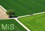 20.05.2022,  Bad Wörishofen, Luftbild, Felder bei Irsingen,  Landwirt fährt mit seinem Traktor einen Weg entlang