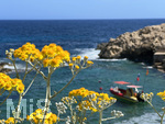 01.06.2022, Beliebtes Reiseziel der Deutschen, Mallorca.  Azur-Blaues Wasser in Cala Ratjada in einer kleinen Bucht. 
